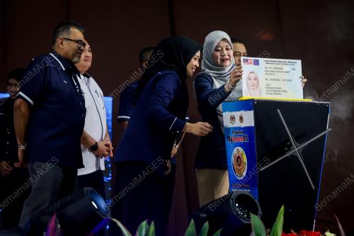FADHLINA SIDEK