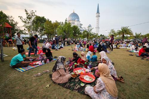 BERBUKA PUASA
