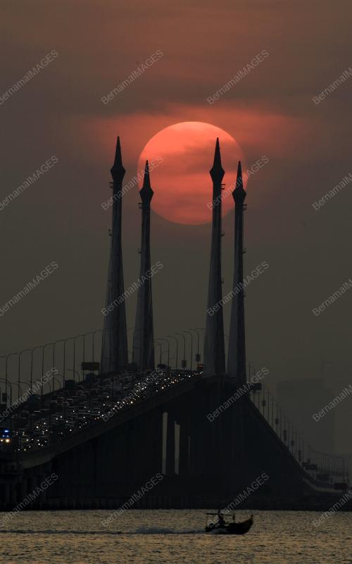 MATAHARI MERAH