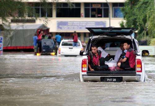 PG13_06112017_PELAJAR_BANJIR