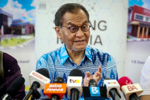 DATUK SERI DR DZULKEFLY AHMAD