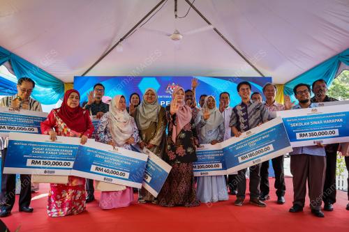 FADHLINA SIDEK