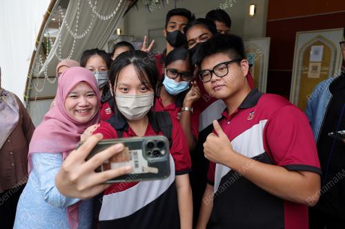 FADHLINA SIDEK