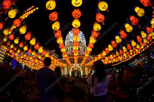 BUNGA API KEK LOK SI