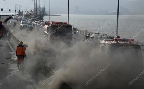 KABEL JAMBATAN PULAU PINANG TERBAKAR