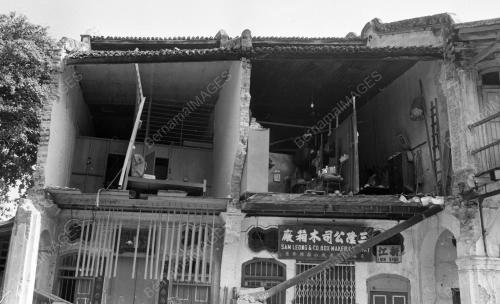PG13_22062015_RUMAH_RUNTUH