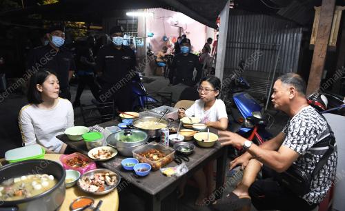 POLIS PANTAU MAKAN BESAR