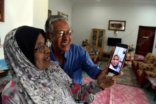 PASANGAN WARGA EMAS