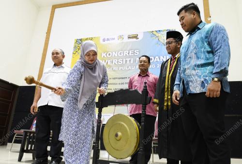 FADHLINA SIDEK