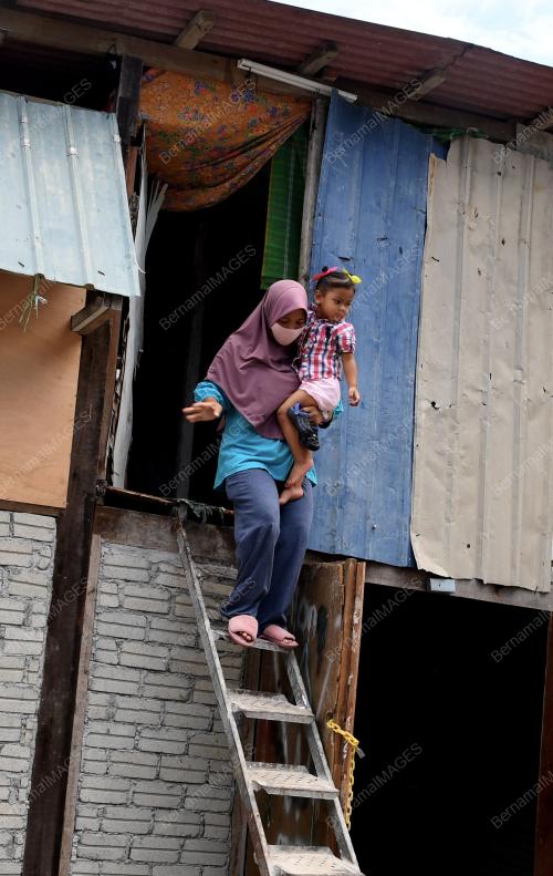 KELUARGA HIDUP DALAM STOR