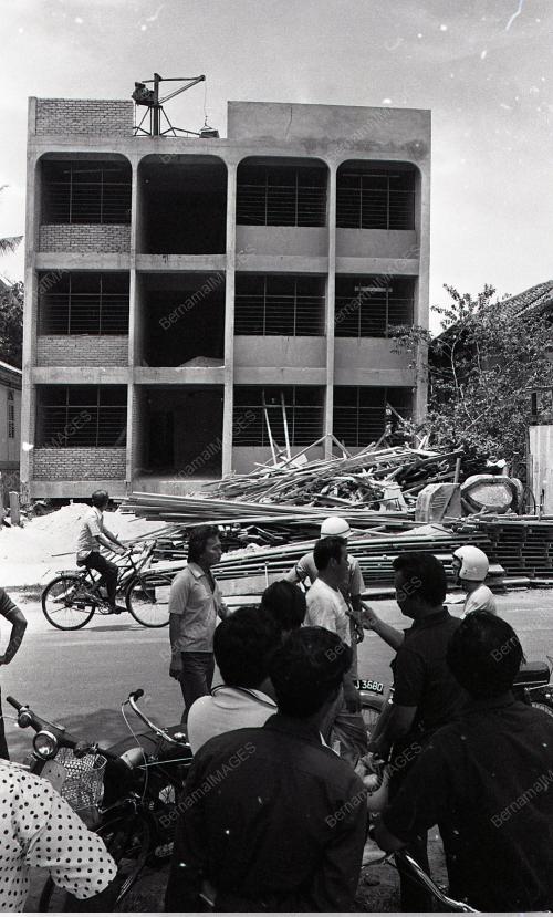BANGUNAN RUNTUH
