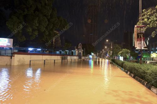 PG15_05112017_BANJIR_KILAT