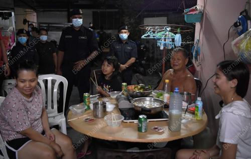 POLIS PANTAU MAKAN BESAR