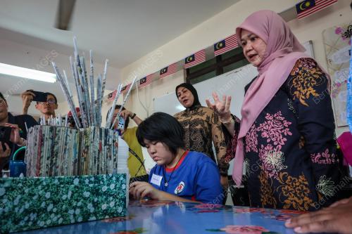 FADHLINA SIDEK