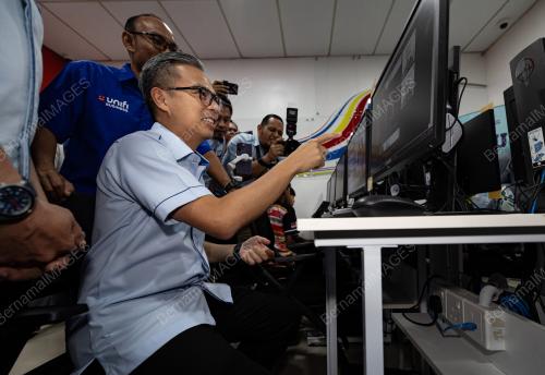FAHMI FADZIL