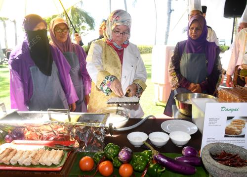 TUNKU HAJAH AZIZAH AMINAH MAIMUNAH ISKANDARIAH