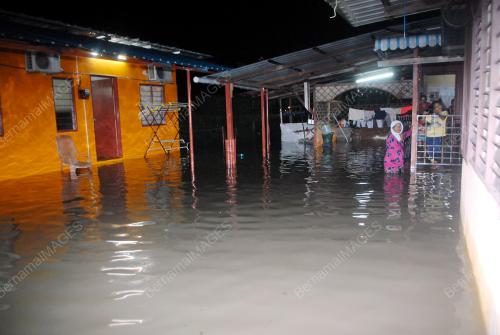 PG16_29112015_BANJIR_KILAT