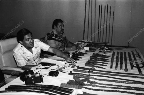 POLIS RAMPAS SENJATA