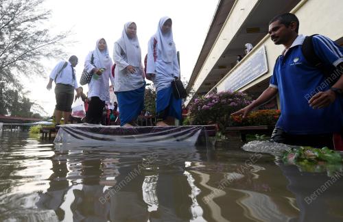 PG17_06112017_BANJIR_PELAJAR