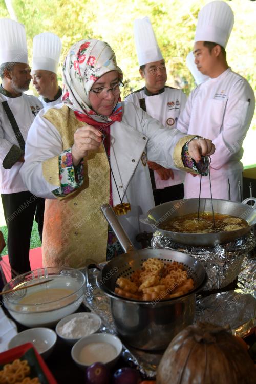 TUNKU HAJAH AZIZAH AMINAH MAIMUNAH ISKANDARIAH