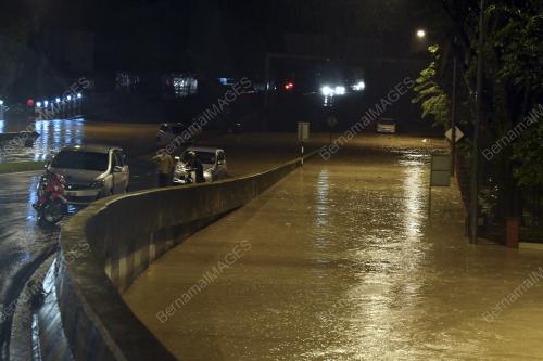 PG18_05112017_BANJIR_KILAT
