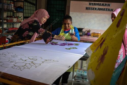 FADHLINA SIDEK