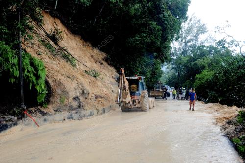 PG18_07112016_TANAH_RUNTUH