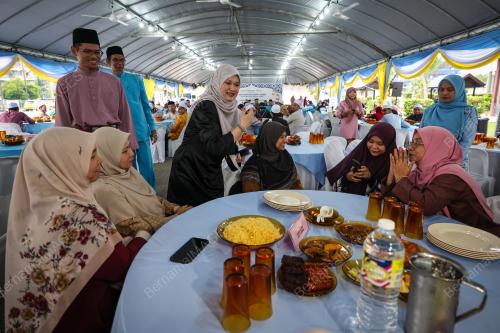 FADHLINA SIDEK