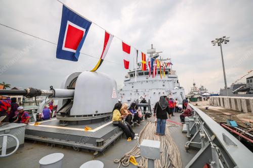 ASEAN NAVIES CITY PARADE