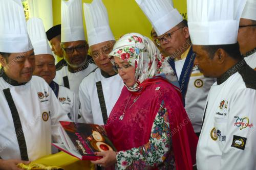 TUNKU HAJAH AZIZAH AMINAH MAIMUNAH ISKANDARIAH