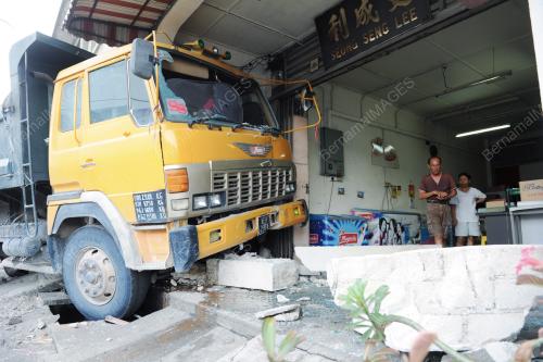 LORI REMPUH KEDAI
