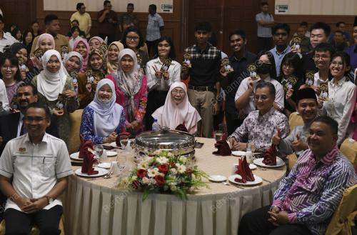 DATUK SERI DR WAN AZIZAH WAN ISMAIL