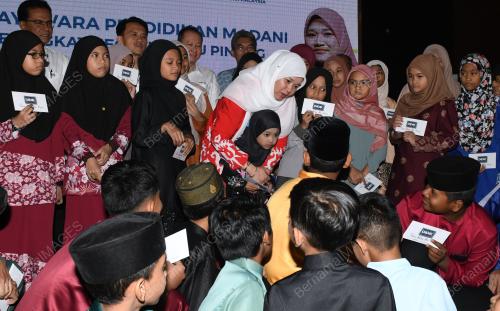 FADHLINA SIDEK