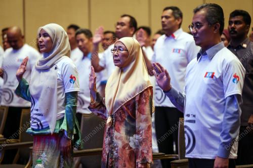 DATUK SERI DR WAN AZIZAH WAN ISMAIL