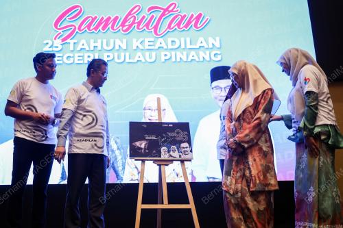 DATUK SERI DR WAN AZIZAH WAN ISMAIL