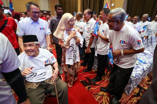 DATUK SERI DR WAN AZIZAH WAN ISMAIL
