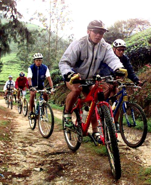 PH01-18_10_2000_BERBASIKAL_14012016