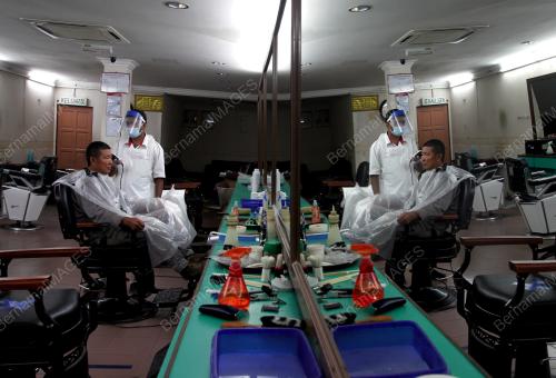 KEDAI GUNTING RAMBUT KEMBALI BEROPERASI