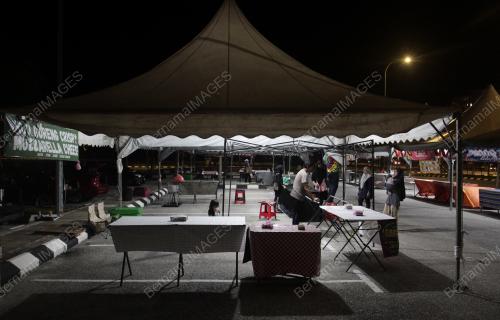 PENIAGA MENYIAPKAN GERAI DI BAZAR RAMADAN