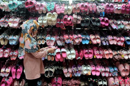 MEMBELI BELAH SELIPAR RAYA KANAK-KANAK