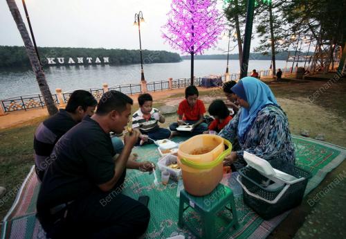 PH01_02082012_BERBUKA