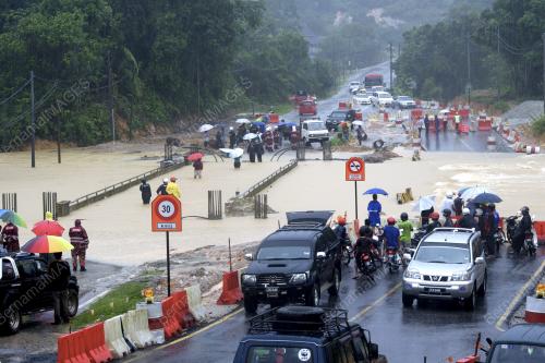 PH01_02122013_BANJIR