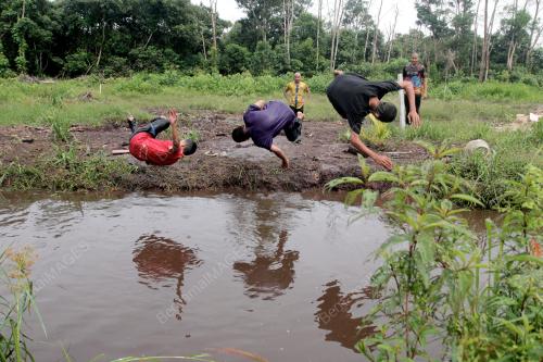 REMAJA MANDI PARIT AIR