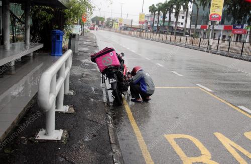 PEKERJA PENGHANTAR MAKANAN