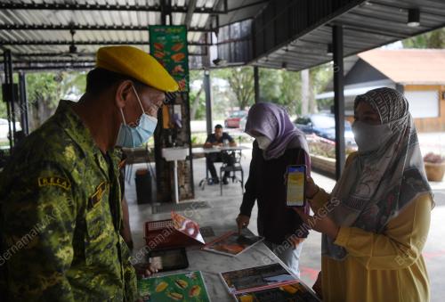 MAKAN DI KEDAI PELAN PEMULIHAN NEGARA