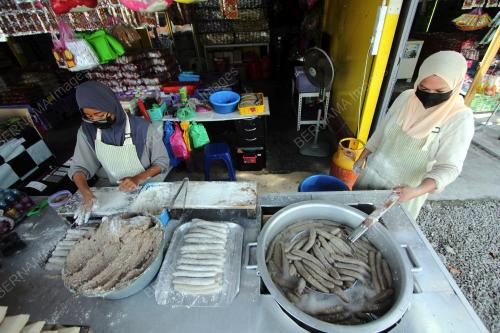 PEKERJA KEDAI KEROPOK