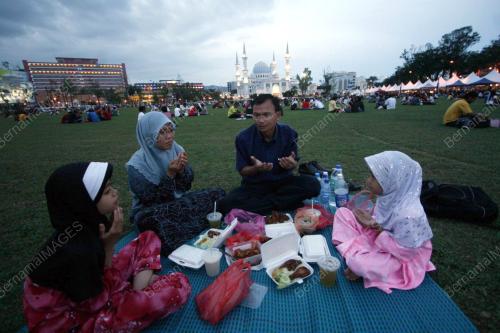 BERBUKA PUASA
