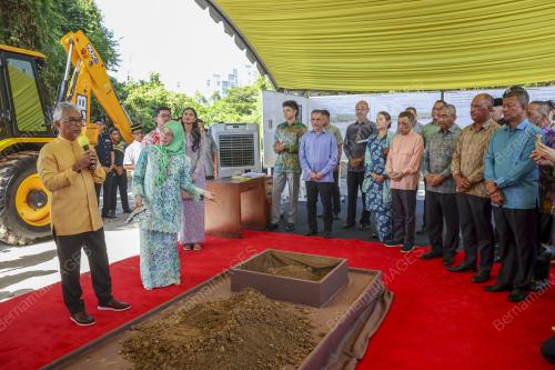 AL-SULTAN ABDULLAH RI'AYATUDDIN AL-MUSTAFA BILLAH SHAH