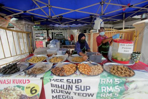 MENJAJA DI HADAPAN RUMAH