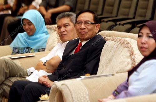 ABU ZAHAR NIKA UJANG